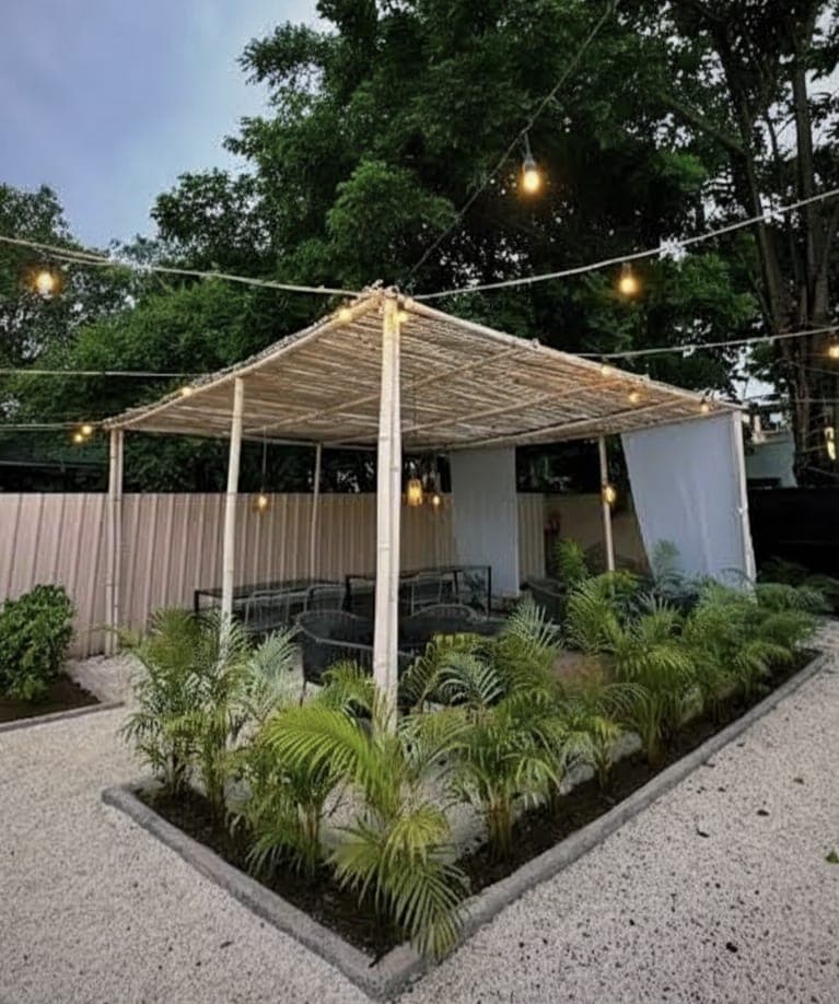 Outdoor seating at Rennoki